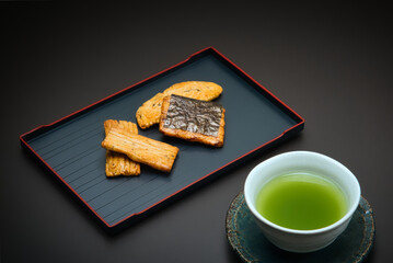 おいしいお茶とおせんべいで3時のおやつ