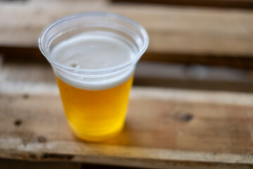 プラカップのビール