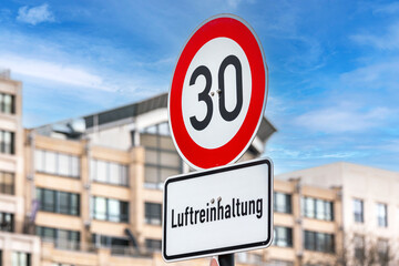 Traffic sign 30 km/h with the inscription "Luftreinhaltung" (translation: Air pollution control)