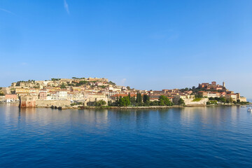 Fototapeta na wymiar town on the Tyrrhenian Sea of the island in the beautiful blue Mediterranean Sea