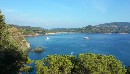 Fototapeta na wymiar long coast with beach with beautiful blue Tyrrhenian sea in summer in Elba island in Italy