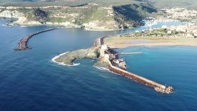 survol de la c&ocirc;te ouest de la Sardaigne &agrave; Bosa	