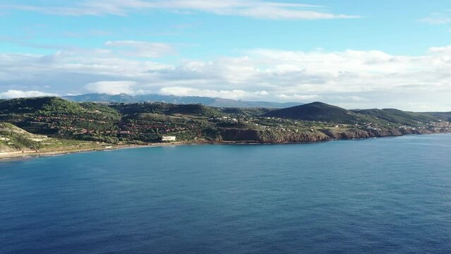 survol de la c&ocirc;te ouest de la Sardaigne &agrave; Bosa	