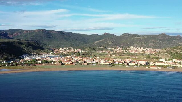 survol de la c&ocirc;te ouest de la Sardaigne &agrave; Bosa	