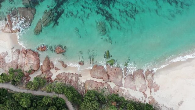 survol des plages d'isola rossa en Sardaigne du nord