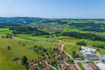 Ausblick von Simmerberg im Allgäu im Sommer nach Weiler im Rothachtal