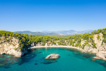 Obraz premium Alonaki Fanariou sandy beach and its green rocky cliffs , in Europe, Greece, Epirus, towards Igoumenitsa, by the Ionian sea, in summer, on a sunny day.