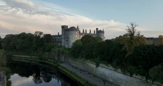 A flight towards Kilkenny Castle, through the river Nore in 4k