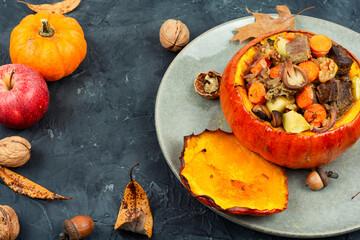 Roasted Hokkaido pumpkin with meat and apples.