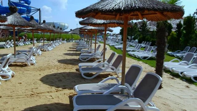 Leżaki na plaży pyzy zjeżdżalni