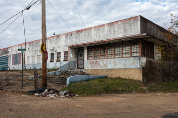 Abandoned mid-century building on corner - 698573202