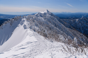 剣ヶ峰山から武尊山に向かう登山道から見た冬の剣ヶ峰山