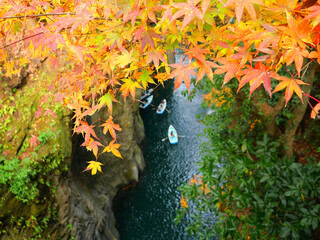 日本、宮崎県、橋の上から見る高千穂峡と紅葉