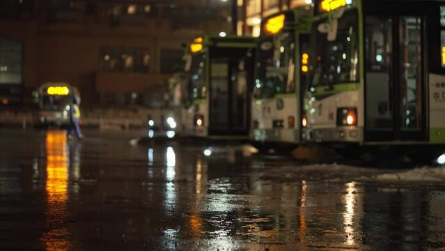 雨が降る夜,駐車場に待機しているバス