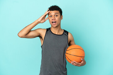 Obraz premium Basketball player African American man isolated on blue background with surprise expression