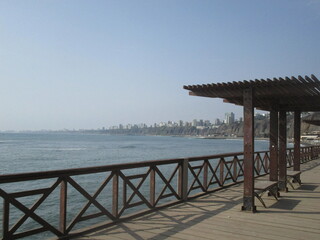 Mirador frente al mar en el distrito turístico de Barranco. Lima, Perú. - obrazy, fototapety, plakaty