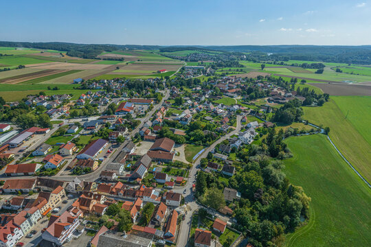 Luftaufnahme von Rennertshofen im Landkreis Neuburg-Schrobenhausen, Blick &uuml;ber den Ort nach Osten