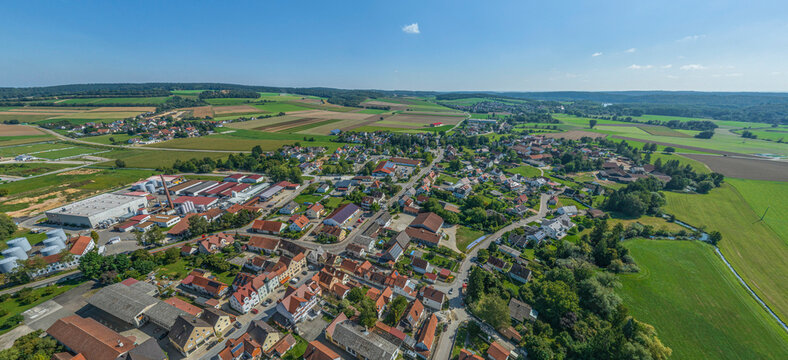 Panoramablick &uuml;ber die marktgemeinde Rennertshofen im westlichen Oberbayern