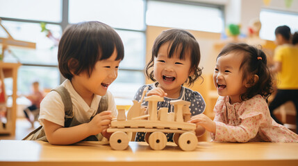 日本の幼稚園児3人が私服で木のおもちゃを使って,笑顔で遊んでいる写真、背景保育ルーム、木育/幼児教育