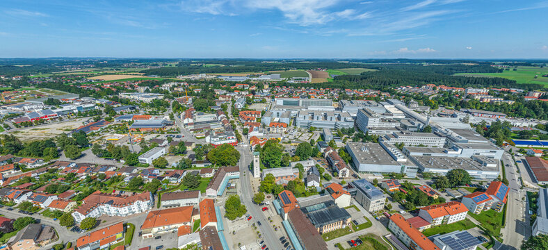 Die Europastadt Traunreut im oberbayerischen Landkreis Traunstein von oben
