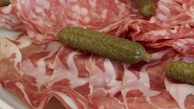 assiette de charcuterie, en gros plan, sur une table