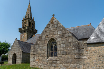 Umfriedeter Pfarrbezirk in einem Dorf in der Bretagne