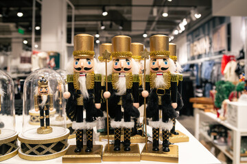 Wooden toy soldiers Nutcrackers on the shop window. - obrazy, fototapety, plakaty