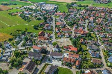 Ausblick auf die Gemeinde Wolfertschwenden im Unterallgäu