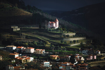 View of houses in the Douro Valley in thunderstormy weather. - obrazy, fototapety, plakaty