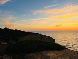 Obraz premium Ocean and purple sky at the ocean bay, orange ocean horizon