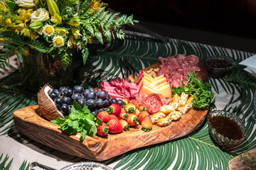 Arranjo de mesa de frios e queijo