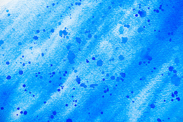 abstrakter Hintergrund in blau mit blauen Farbspritzern und Sprenkeln, Aquarellfarbe