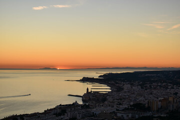 Puesta de sol en Sitges, con barca en el mar
