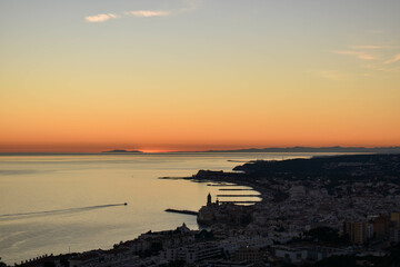 Puesta de sol en Sitges, con barca en el mar