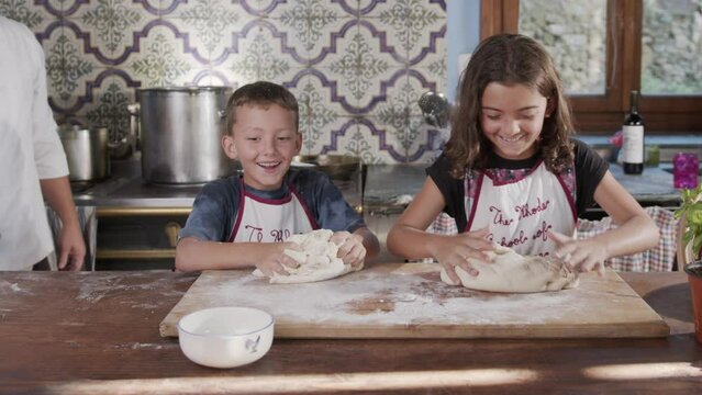Bambini preparano pasta