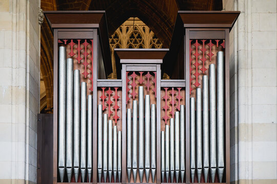 Symmetrical pipe organ in Bayonne