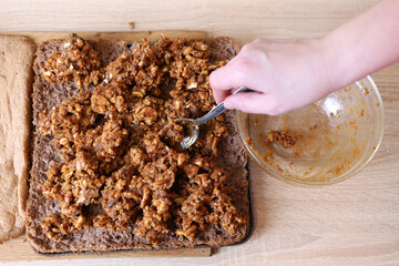 A sweet filling of peanuts, cinnamon and chocolate is added to the pastry. Making cakes
