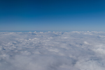Fototapeta na wymiar Chmury widziane z samolotu