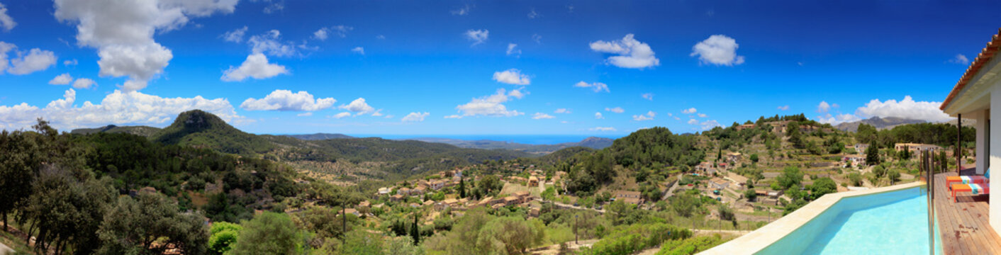 Galilea with panoramic views and finca on the mountain