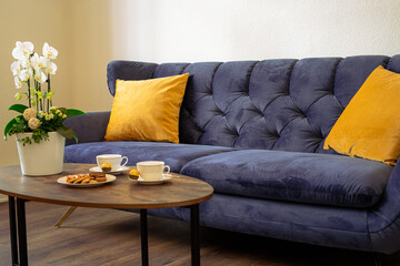 Blaues Sofa mit Kaffee
