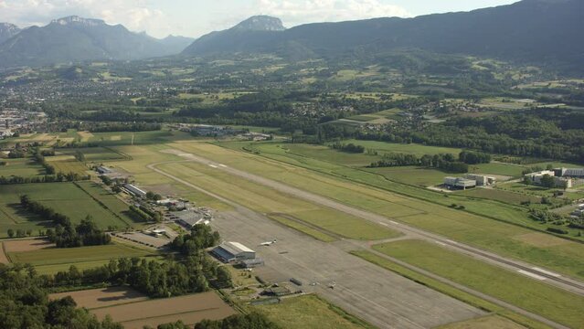 vue a&eacute;rienne de l'a&eacute;roport de chamb&eacute;ry