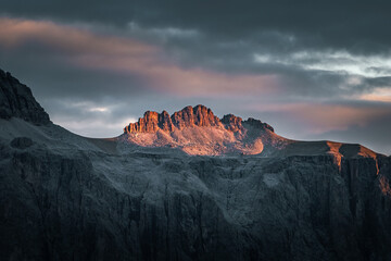 Naklejka premium Stunning Italian Dolomites in vibrant colors. Picturesque Alpine mountain range at summer time. 