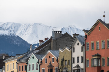Häuserzeile Mariahilf in Innsbruck vor schneebedeckten Bergen