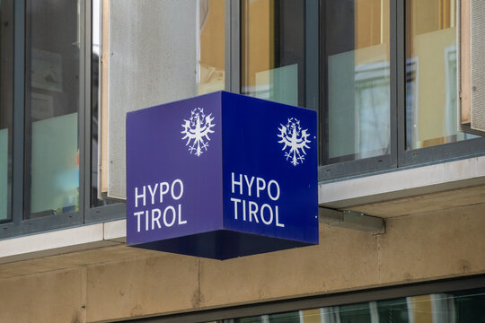 Werbeschild Bank Hypo Tirol in Innsbruck