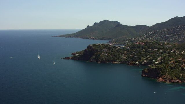 vue a&eacute;rienne du cap roux
