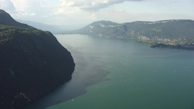 vue a&eacute;rienne du lac du bourget