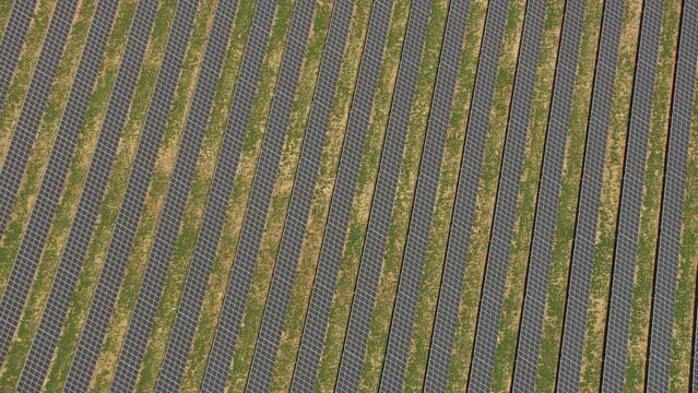 vue a&eacute;rienne de panneaux photovoltaiques