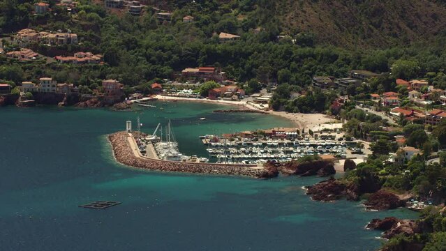 vue a&eacute;rienne du port de la figueirette