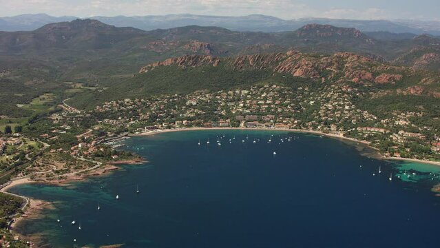 vue a&eacute;rienne de la Rade d'Agay
