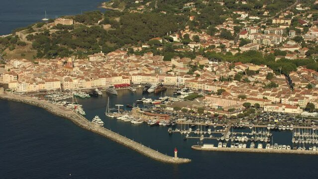 vue a&eacute;rienne de Saint Tropez